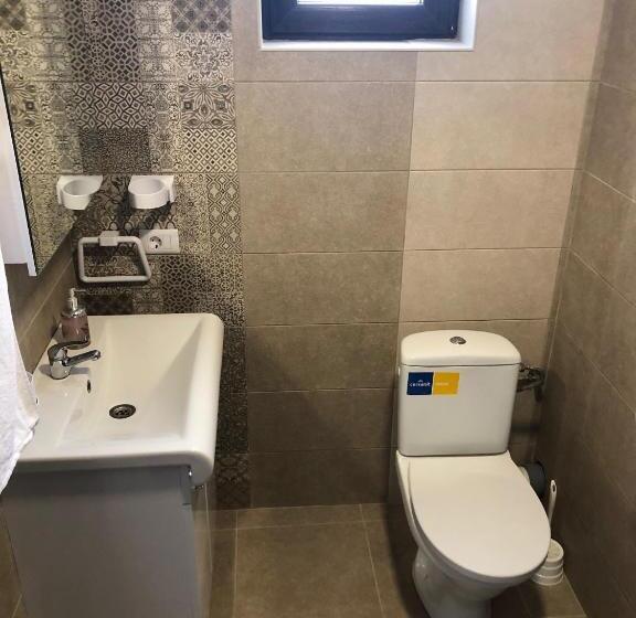 اتاق استاندارد چهارنفره با بالکن, Pensiunea Crown