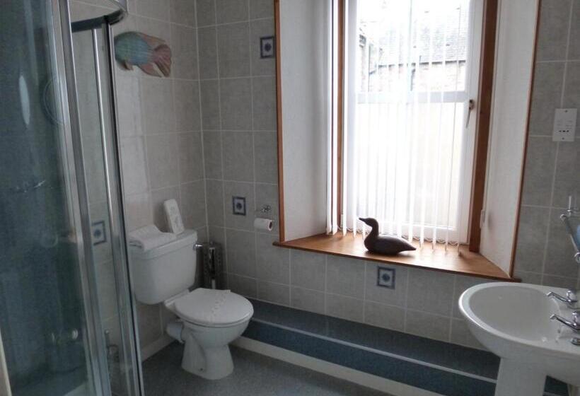Семейный Номер, Macdonald House