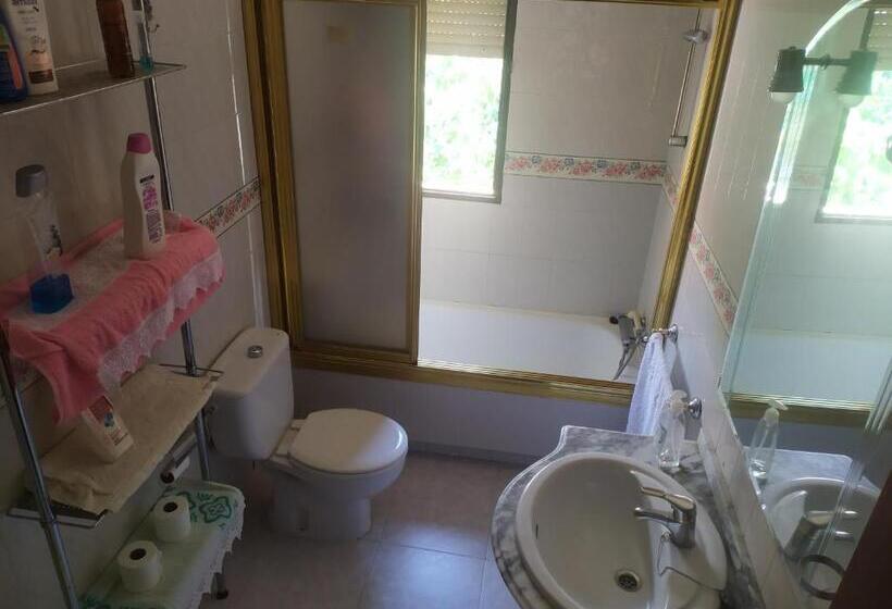 اتاق استاندارد با سرویس بهداشتی مشترک, Habitacion Privada Triple Toledo