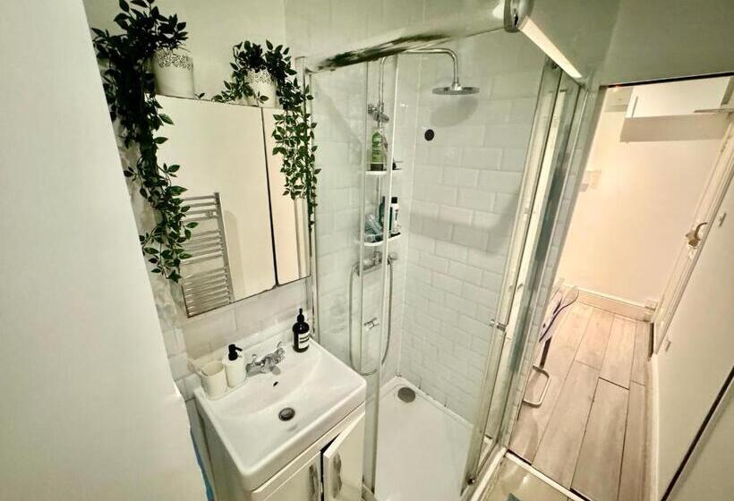 Четырехместный номер эконом класса с общей ванной комнатой, Downtown Chic Private Bedrooms In King S Cross 4