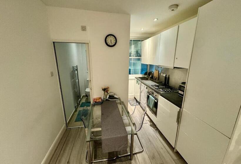 Четырехместный номер эконом класса с общей ванной комнатой, Downtown Chic Private Bedrooms In King S Cross 4