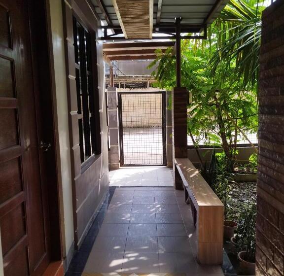 اتاق ساده سه‌ نفره, Marian S Transient House