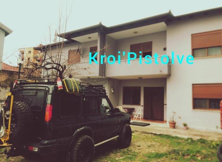 اتاق سوپریور خانوادگی, Kroi Pistolve