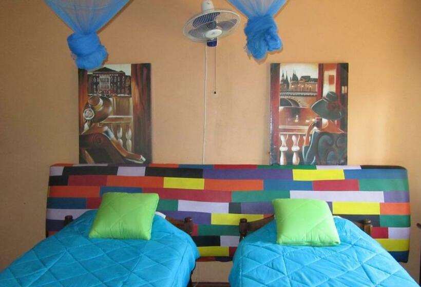 اتاق استاندارد با سرویس بهداشتی مشترک, Flintstones Backpackers