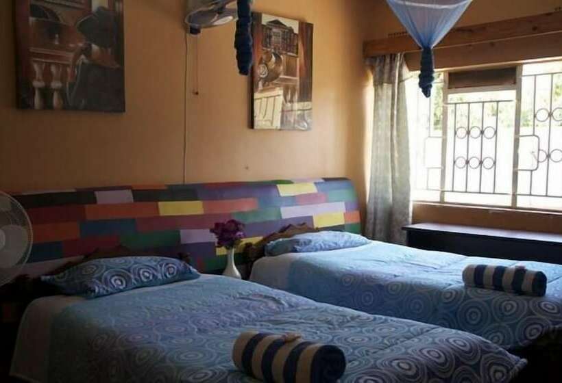 اتاق استاندارد با سرویس بهداشتی مشترک, Flintstones Backpackers