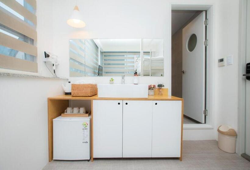 اتاق استاندارد سه نفره, Hostel Haru