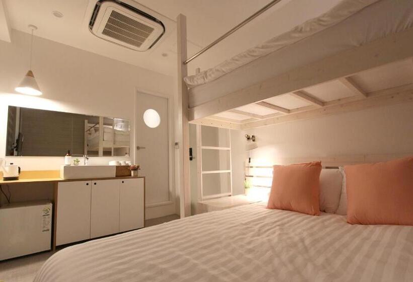 اتاق استاندارد سه نفره, Hostel Haru