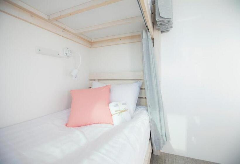 اتاق استاندارد با تخت‌های تاشو, Hostel Haru