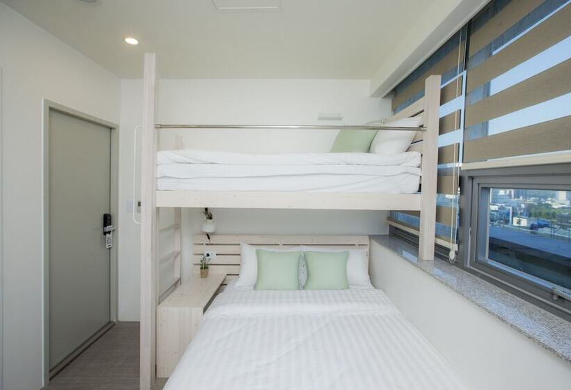 اتاق استاندارد سه نفره, Hostel Haru
