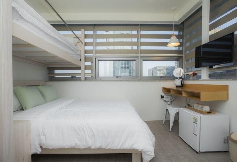 اتاق استاندارد سه نفره, Hostel Haru