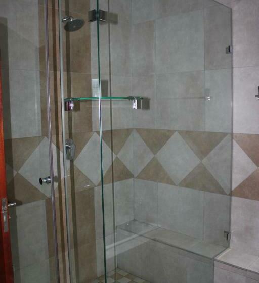 اتاق لوکس با بالکن, Over The Moon Guesthouse