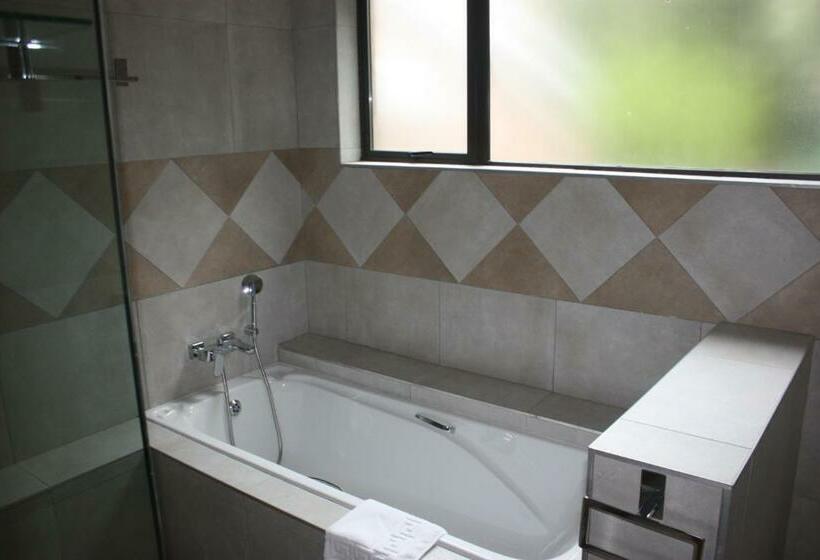 Quarto Deluxe com Sacada, Over The Moon Guesthouse