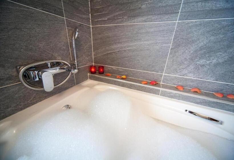 اتاق لوکس با بالکن, Over The Moon Guesthouse