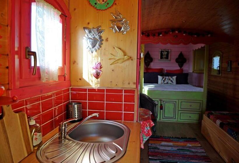 اتاق خانوادگی, B&b La Terre Brûlée
