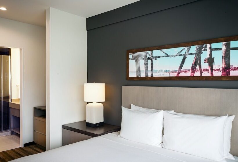 מיטת קינג בסוויטה, Hyatt House Anchorage