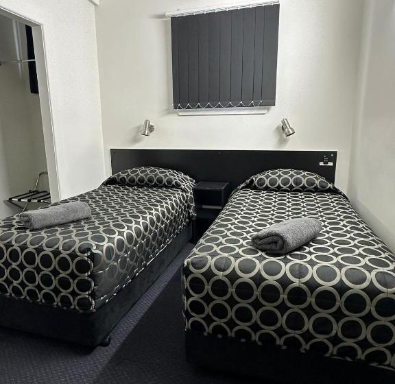 패밀리 룸, Twin Swans Motel