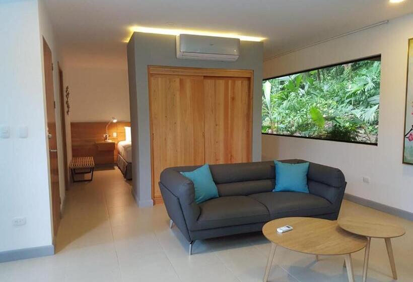 سوئیت مستر, La Vela Boutique