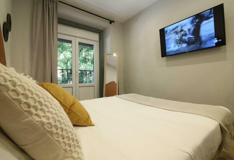 اتاق استاندارد با سرویس بهداشتی مشترک, Abracadabra Suites
