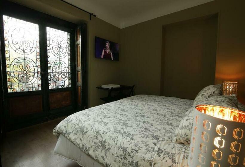 اتاق استاندارد با سرویس بهداشتی مشترک, Abracadabra Suites
