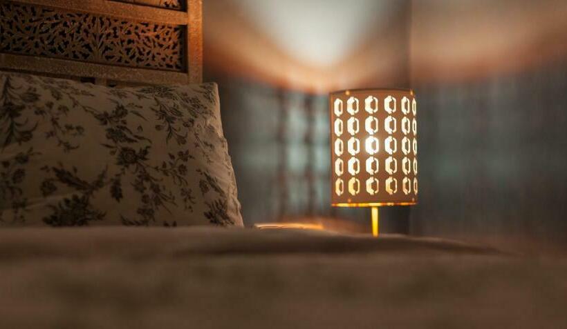 اتاق استاندارد با سرویس بهداشتی مشترک, Abracadabra Suites