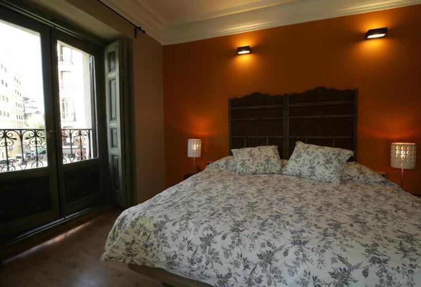 اتاق استاندارد سه تخته با سرویس بهداشتی مشترک, Abracadabra Suites