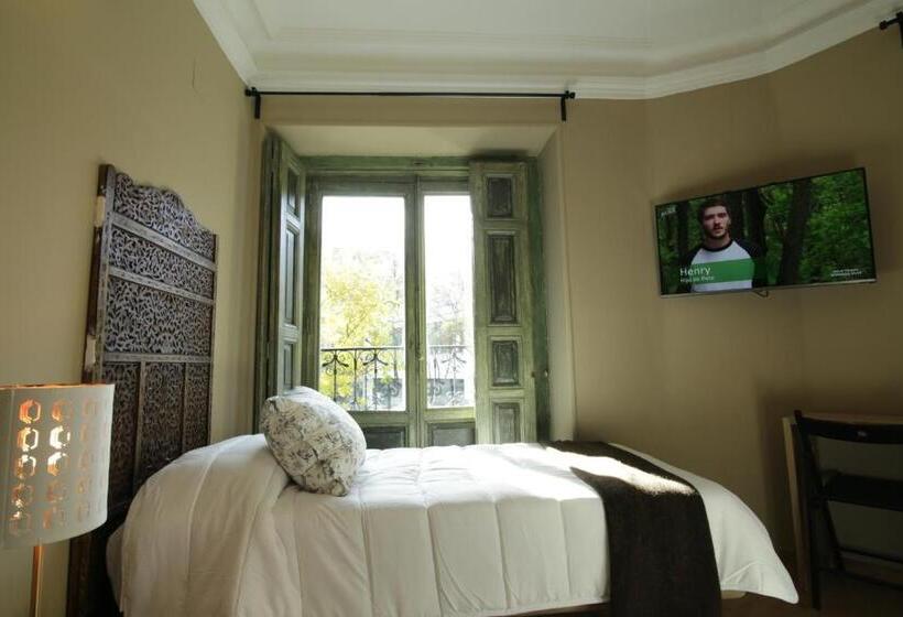اتاق استاندارد سه تخته با سرویس بهداشتی مشترک, Abracadabra Suites
