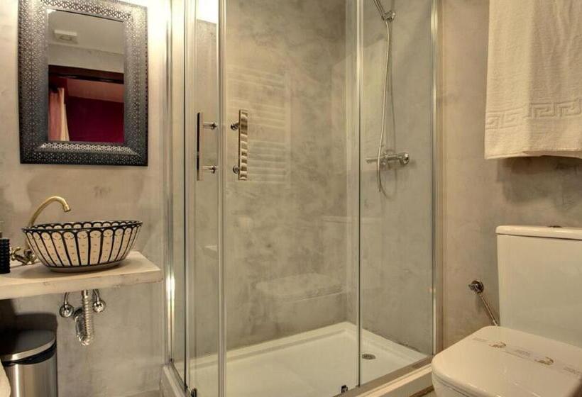 اتاق استاندارد سه نفره, Abracadabra Suites
