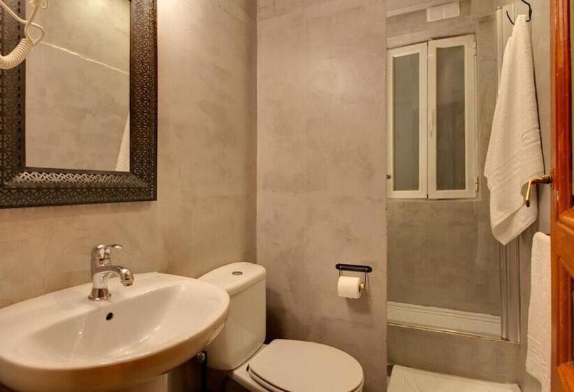 اتاق استاندارد چهارنفره با سرویس بهداشتی مشترک, Abracadabra Suites