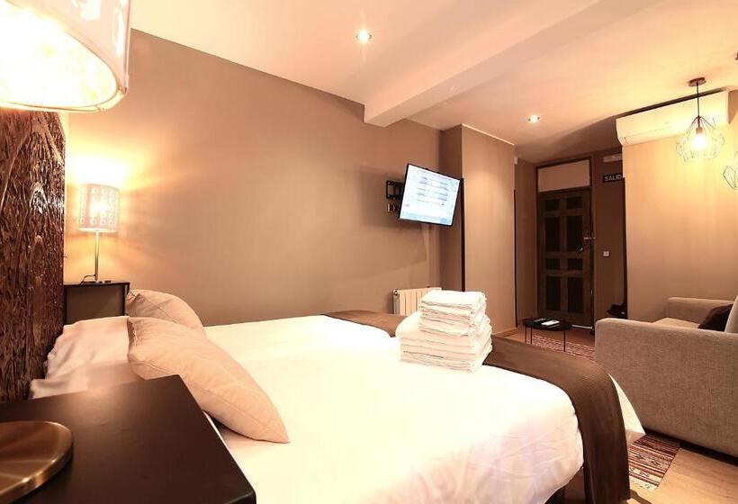 اتاق استاندارد چهارنفره با سرویس بهداشتی مشترک, Abracadabra Suites