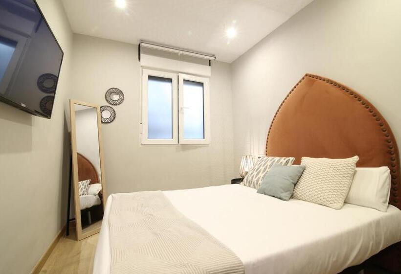 اتاق استاندارد با سرویس بهداشتی مشترک, Abracadabra Suites