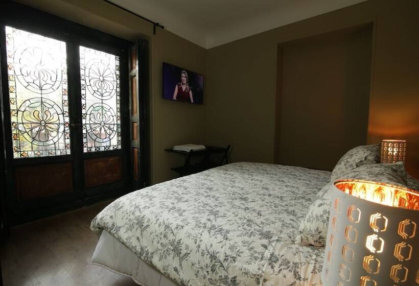 اتاق استاندارد با سرویس بهداشتی مشترک, Abracadabra Suites
