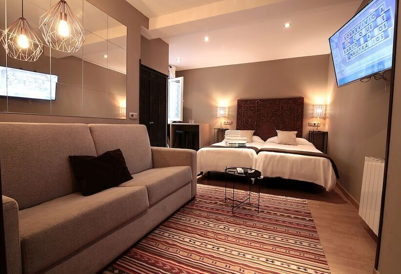 اتاق استاندارد چهارنفره با سرویس بهداشتی مشترک, Abracadabra Suites