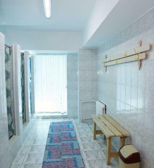 共用浴室的经济型房间, Aksunkar