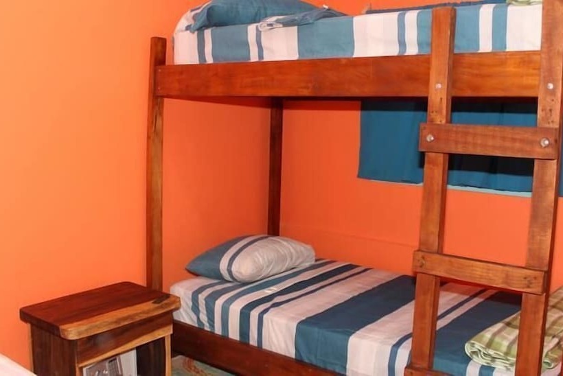 이코노미 쿼드러플룸(공용 화장실), Coral Reef Surf Hostel And Camp