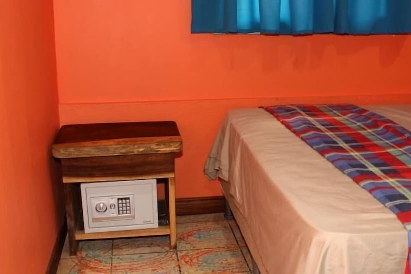 이코노미 쿼드러플룸(공용 화장실), Coral Reef Surf Hostel And Camp