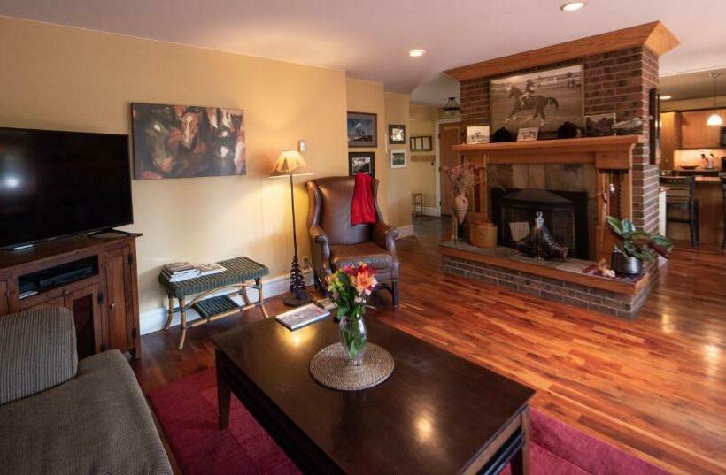 ３ベッドルームハウス, Auberge Kicking Horse Guest House