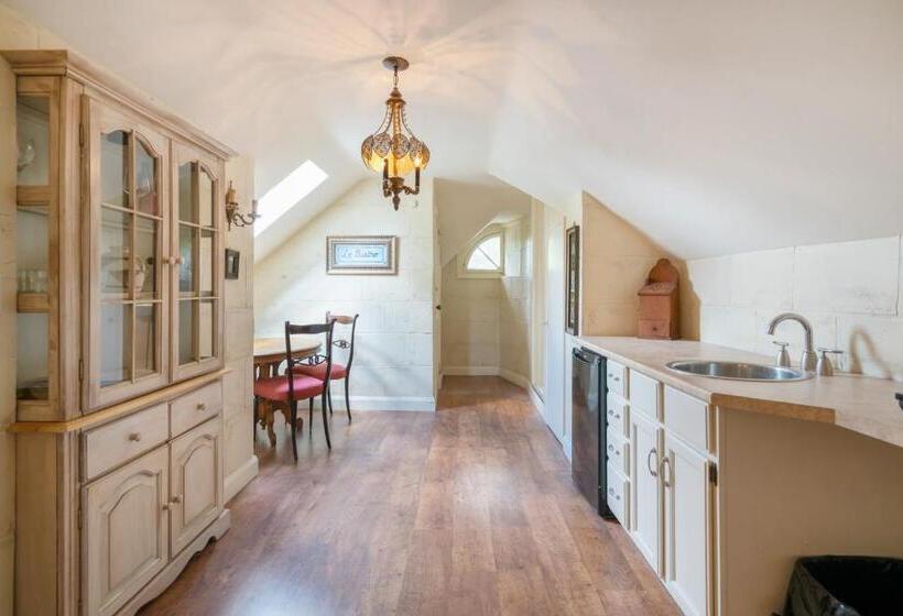 Люкс, Lion S Head B&b