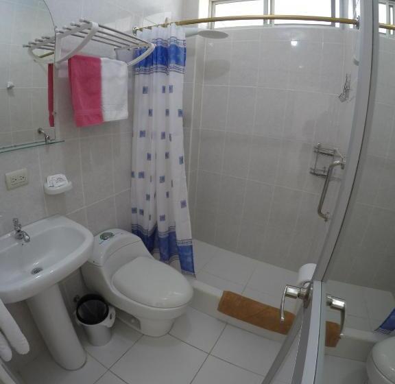 Трехместный Номер Стандарт Вид на Бассейн, Stefany's Lodging