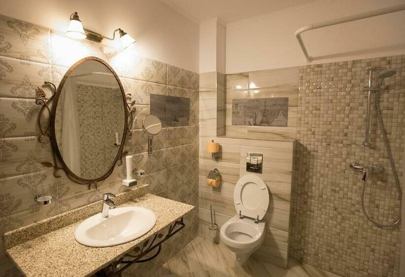 اتاق سوپریور سه تخته, Aviator Boutique