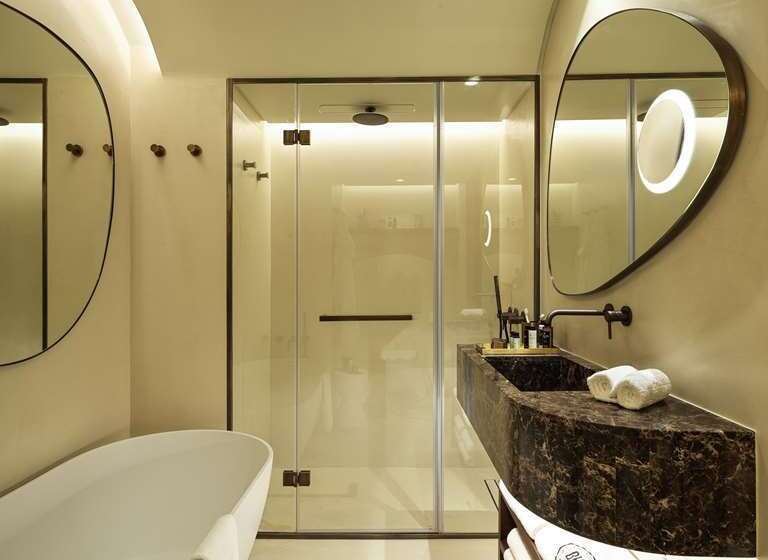 سوئیت با تخت بزرگ, V Hotel Dubai, Curio Collection By Hilton