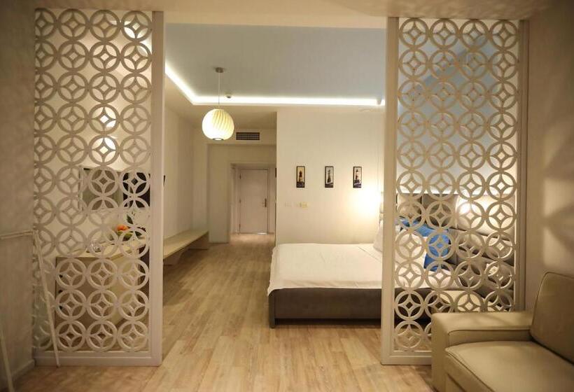 اتاق خانوادگی, Nautic Luxury Club