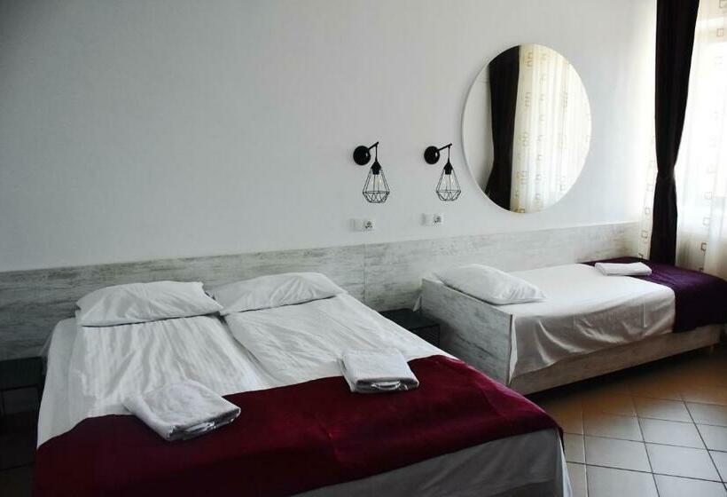 اتاق استاندارد سه نفره, Pension Recidency