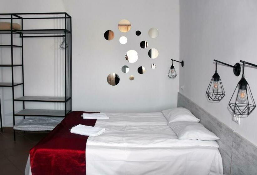 اتاق استاندارد سه نفره, Pension Recidency