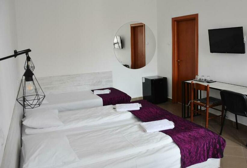 اتاق استاندارد سه نفره, Pension Recidency