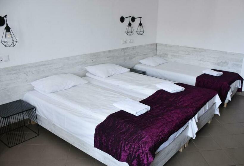 اتاق استاندارد سه نفره, Pension Recidency