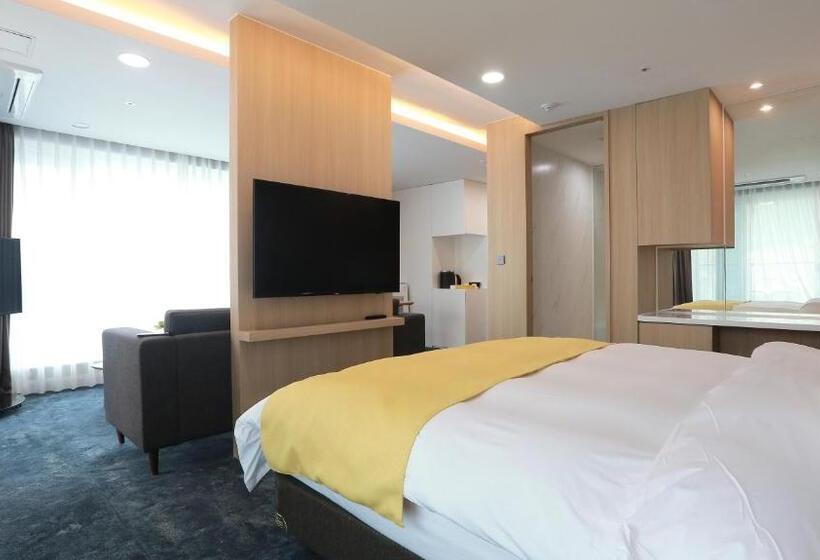 Люкс Кровать Кинг, Co Op City Hotel Seongsan
