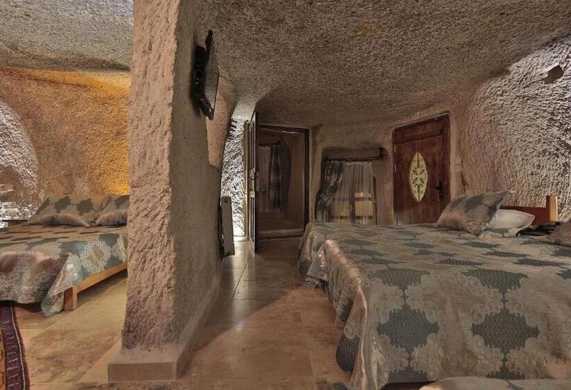 غرفة عائلية, Shoestring Cave House