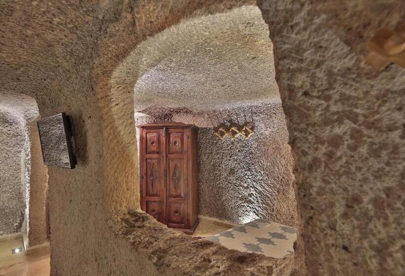 غرفة عائلية, Shoestring Cave House