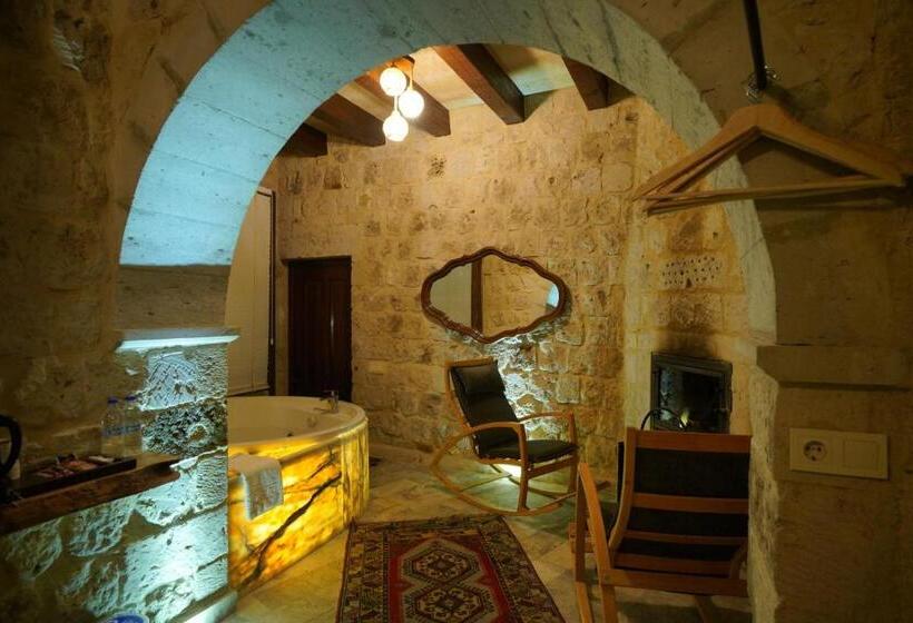 سوئیت با بالکن, Shoestring Cave House