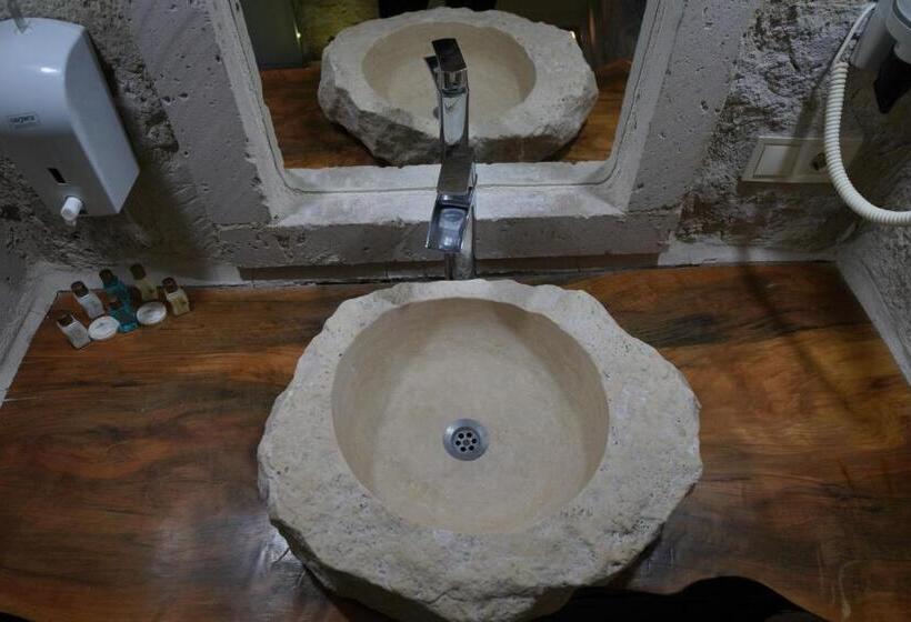 جناح إدارى, Shoestring Cave House